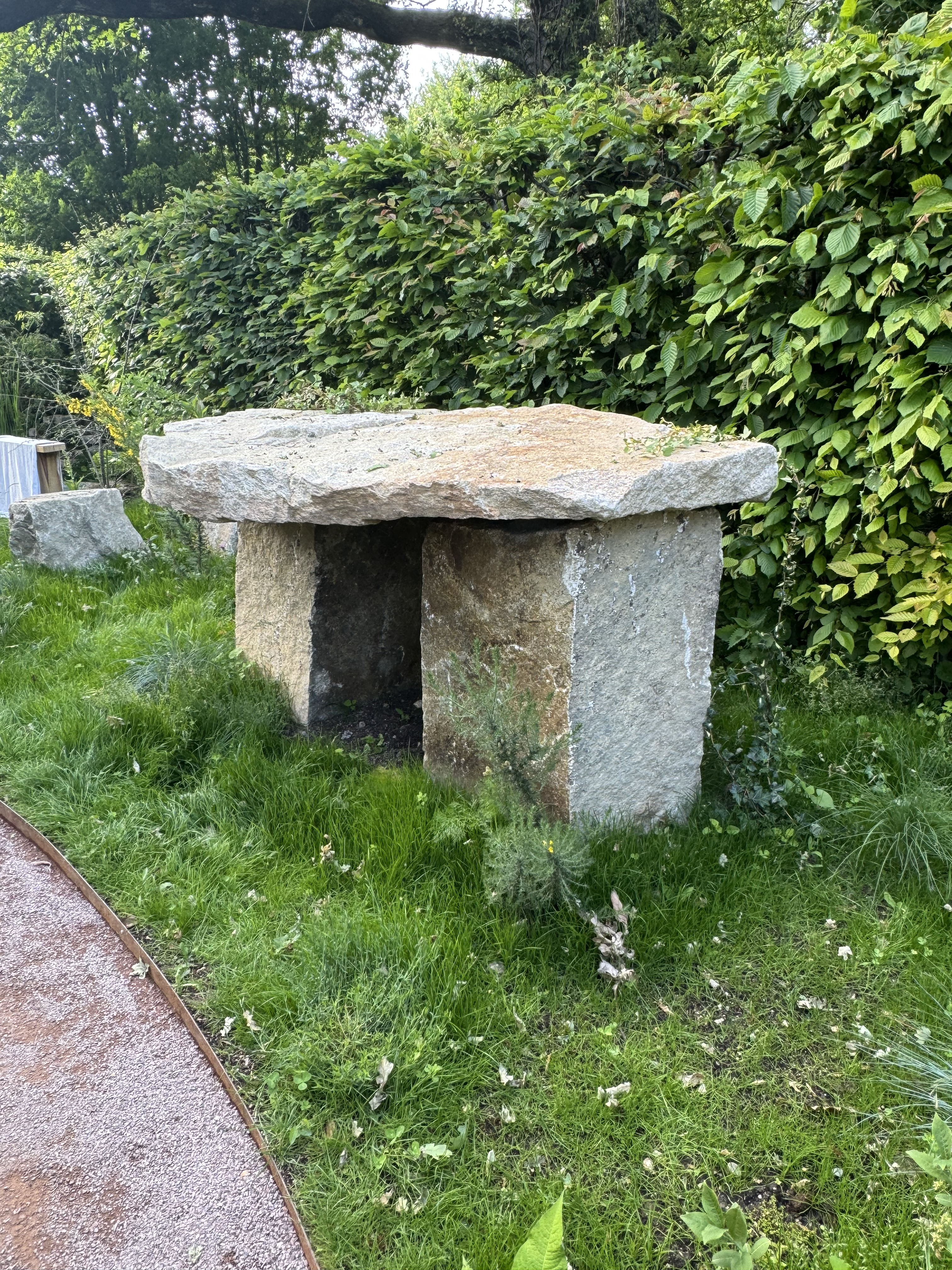 Un dolmen en granit d'Elven 